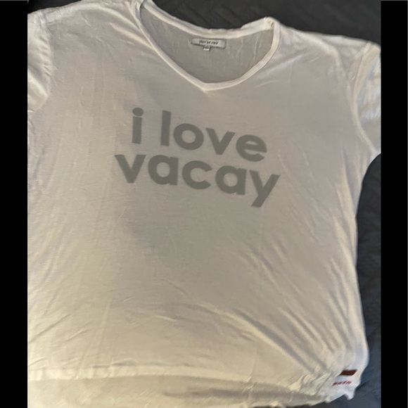 Peace Love World T-shirt ‘I Love Vacay’